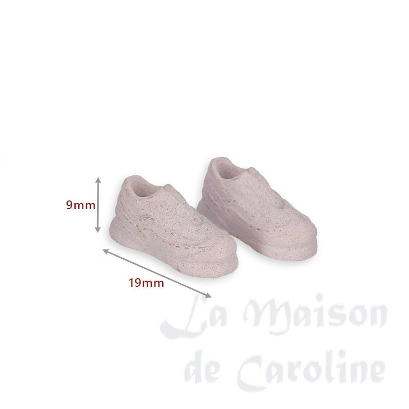 white sport shoes miniature 1:12 Bilder 1