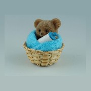 bear w.blue towel in basket miniature 1:12