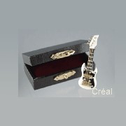 guitar white w/ black leather box miniature 1:12