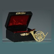 horn w black leather box miniature 1:12