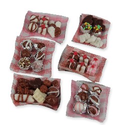 chocolates on plates ass miniature 1:12, Miniatures